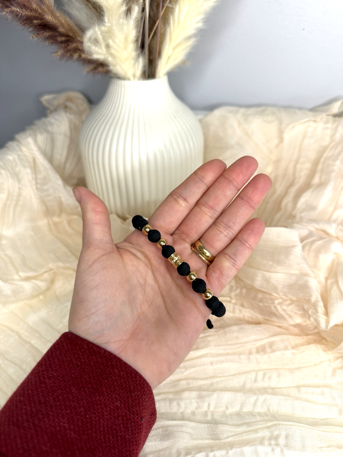 Pulsera de Balines de Oro 18K con Piedra Negra – Ajustable
