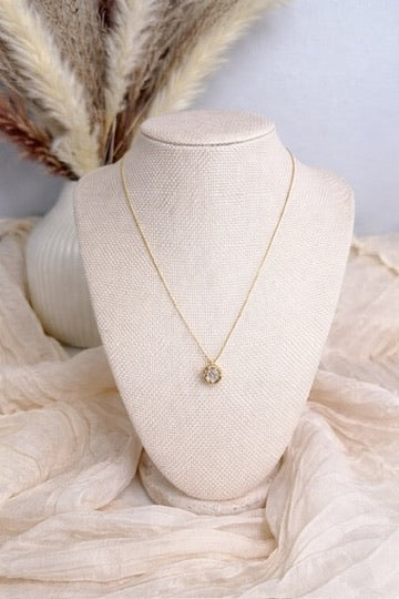 Cadena Fina con Dije Redondo Piedra Blanca Oro 18k Italiano
